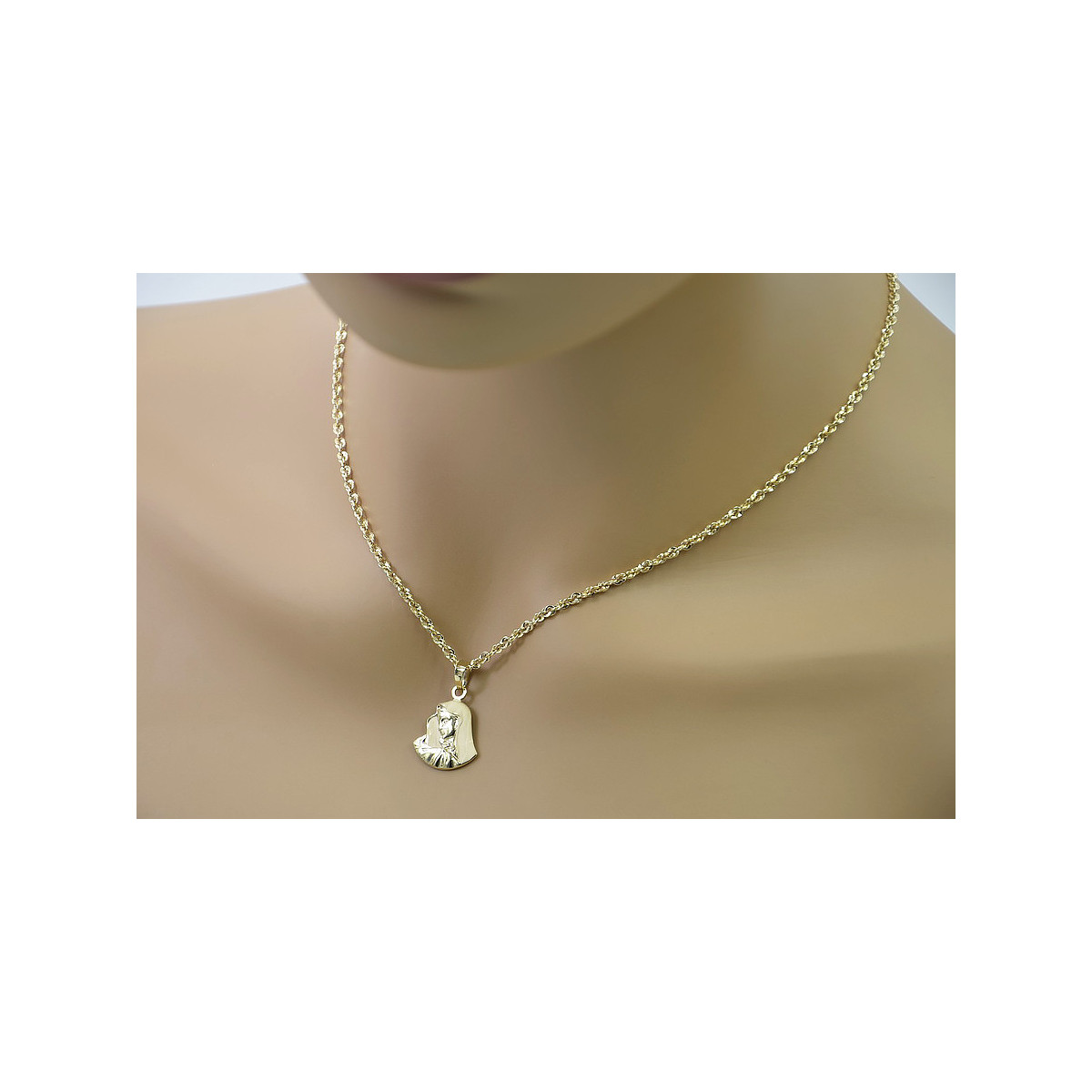 Médaillon de la Mère de Dieu & chaîne en or 14 carats taille diamant