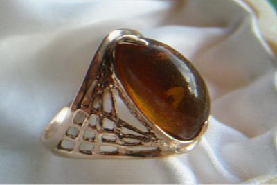 "Stunning 14K Rose Gold Ring Featuring Vintage Amber" vrab023