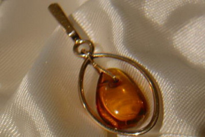 "Pièce Unique: Pendentif Ambre avec Or Rose 14 Carats Vintage" vpab006