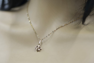 "Exquisito Colgante de Flor Vintage en Oro Rosa 14k Antiguo Sin Piedras" vpn043