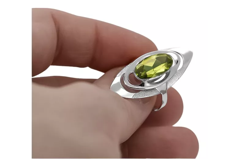 Anillo ruso de plata 925 con Peridoto vrc189s