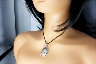 "Елегантен медальон на Исус от 14К бяло злато" pj008w